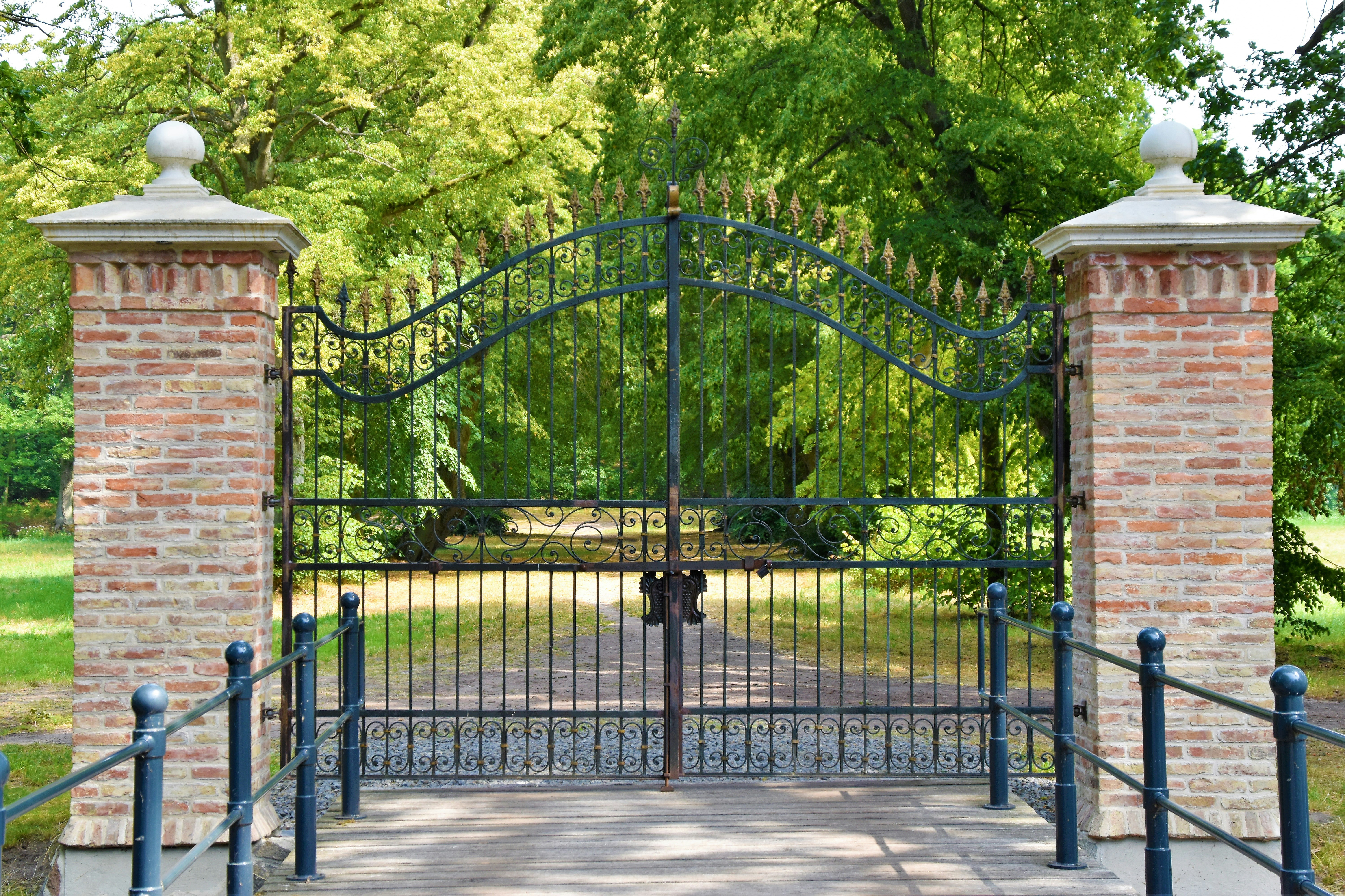 Elegant swing gates