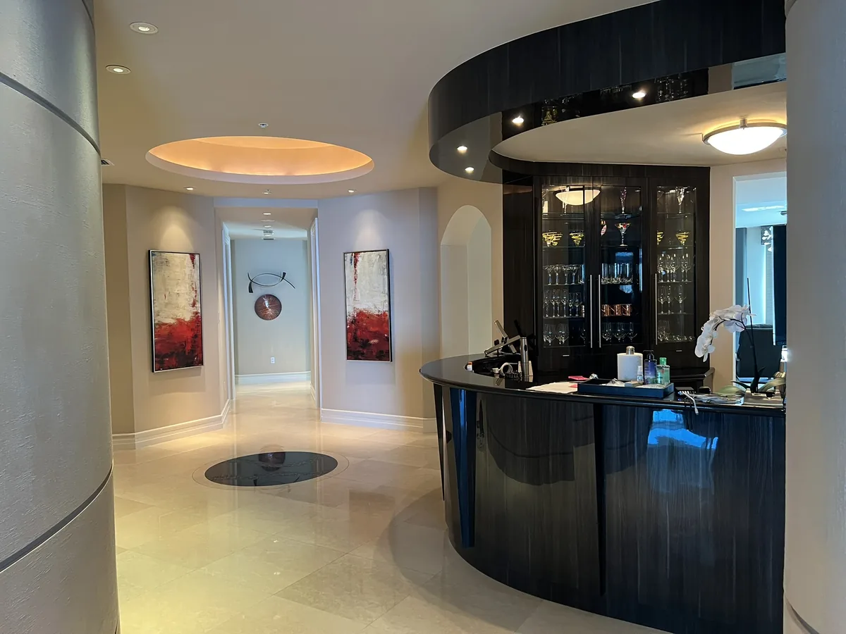 Curved bar, with the cove behind it carrying the light.